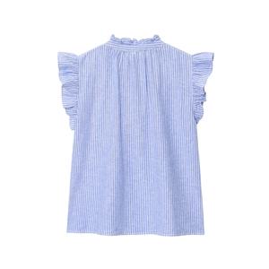Détail d'une chemise sans manches à rayures bleues avec volants et petit col montant