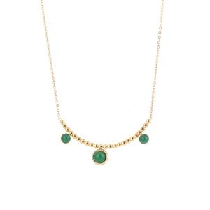 Dettaglio di una collana in acciaio inossidabile dorato con ciondoli di pietra verde