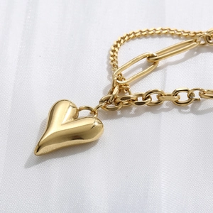 Collana doppia in acciaio al titanio dorato con pendente a cuore 3D su seta bianca