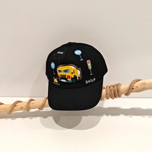 Dettaglio del cappello bimbo nero con ricamo camion 3D e segnali stradali
