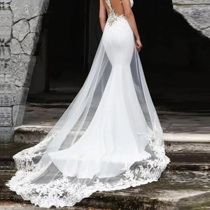 Elegante abito da sposa a sirena bianco con schiena scoperta e lungo strascico in pizzo