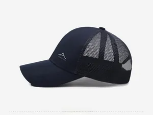Vue latérale de la casquette de baseball bleue avec filet respirant et logo montagne