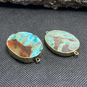 Vista macro de conectores de ágata natural con borde dorado para crear joyería