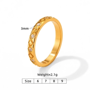 Bague classique 3mm en acier doré matelassé avec diamants vue de profil