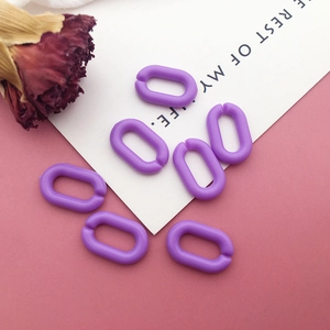 Close-up of purple acrylic U-shaped chain links for DIY keychain and phone accessories
