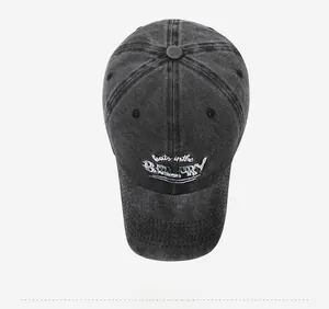Vue de dessus d'une casquette de baseball gris foncé délavée avec broderie BELFRY blanche