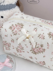 Blumige Kosmetiktasche mit Spitze, Satinschleife und Perle in wohnlichem Design