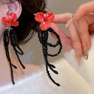 Boucles d'oreilles vintage à pampilles avec fleur en émail rouge et perles noires