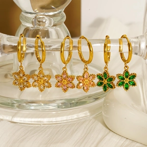 Orecchini a cerchio in acciaio dorato con fiori in zircone bianco, rosa e verde scintillante