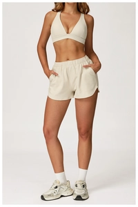 Détail du short de sport taille haute crème avec fente latérale et taille élastique