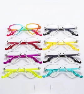 Détail de la collection de lunettes à monture triangulaire en huit couleurs vibrantes