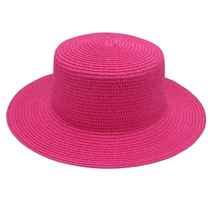 Eleganter fuchsiafarbener französischer Strohhut mit flacher Krone für den Strand