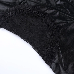 Détail de la dentelle noire et du tissu en satin lisse sur la robe courte
