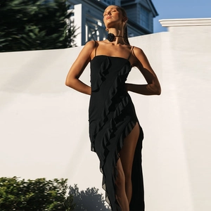 Détail de la robe noire dos nu avec plis à volants et une fente latérale haute sexy