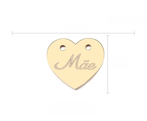 Macro detail of 18K gold plated heart pendant with Mãe engraving and size measurements