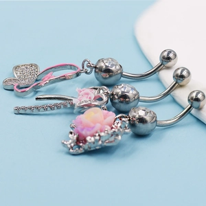 Gros plan détaillé de piercings de nombril papillon et rose rose en métal argenté