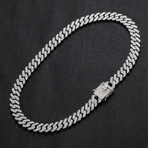 Makroaufnahme der 12mm silbernen Cuban Link Kette mit funkelnden Kristallen für Herren