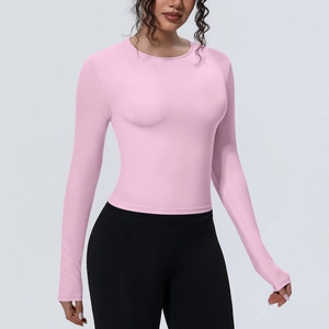 Vue détaillée du haut de yoga rose pastel avec texture en maille fine et tissu respirant