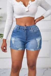 Details von High-Waist-Jeans-Shorts mit Destroyed-Effekten und Fransen am Saum