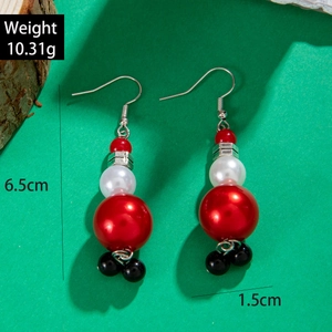 Vue détaillée des boucles d'oreilles en perles rouges et blanches de 6,5 cm avec poids
