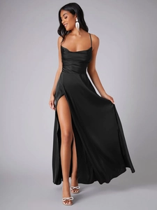 Détail d'une robe de soirée en satin noir avec fente haute et texture en soie lisse