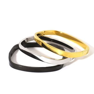 Bracelets rectangulaires en acier inoxydable poli en finitions or, argent et noir