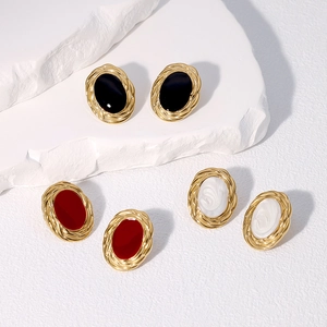 Vintage oval earrings in black, red, and white with elegant 18K gold-plated twisted metal edges
