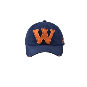 Détail de la casquette bleu marine avec patch W orange et bordure usée effet vintage