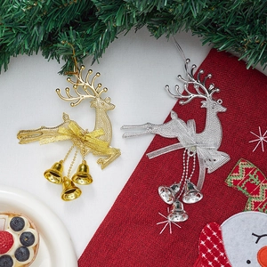 Goldene und silberne Weihnachtsrentier-Anhänger mit Glocken an festlichen Tannenzweigen