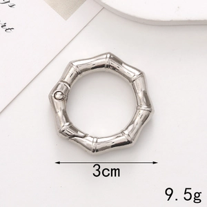 Detail of 3cm silver bamboo style spring ring clasp with 9.5g weight specification