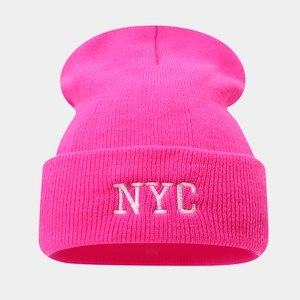 Vue détaillée du bonnet en maille rose néon avec broderie NYC et revers classique