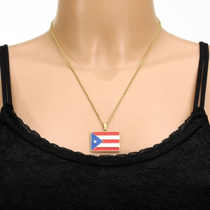 Détail du pendentif drapeau de Porto Rico en finition dorée sur un support de mannequin