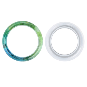Dettaglio dello stampo in silicone per bracciali e dell'anello in resina blu