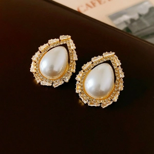 Boucles d'oreilles vintage dorées avec perles et design de halo en strass brillants