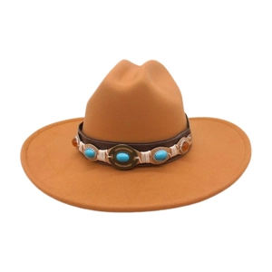 Detalle de sombrero de lana color camello con cuentas turquesas bohemias y discos de metal
