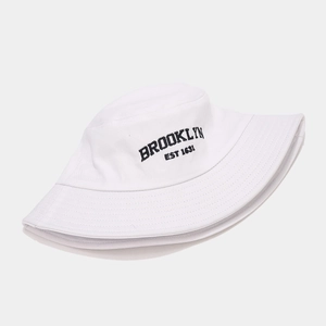 Dettaglio di un cappello da pescatore bianco in cotone con ricamo Brooklyn ricamato