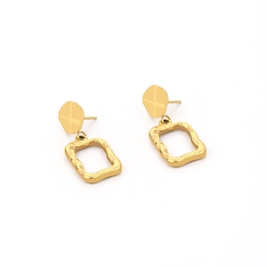 Detail von goldenen geometrischen Ohrringen mit Hammerschlag-Finish und Quadrat-Design