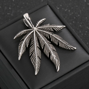 Vue détaillée d'un pendentif feuille d'érable punk argenté avec texture polie