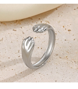 Vue macro de la bague ajustable en acier inoxydable poli avec détail de pattes de chat