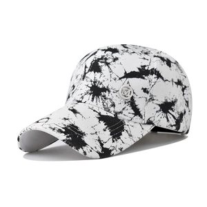 Detailansicht einer schwarz-weißen Tie-Dye Graffiti Baumwoll-Baseballkappe für den Sonnenschutz