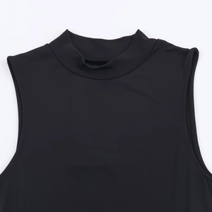 Top nero senza maniche a collo alto con design a spacco in tessuto elasticizzato premium