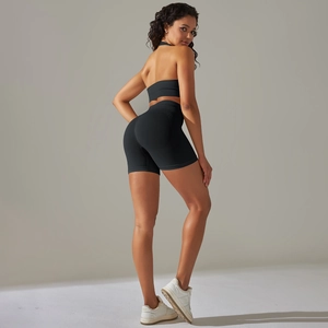 Dettaglio degli shorts a compressione senza cuciture e del reggiseno yoga nero