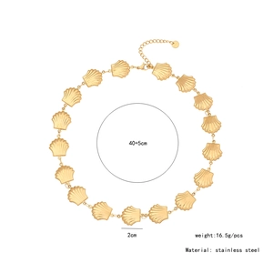 Technical view showing 40+5cm length and shell pendant dimensions of the gold necklace