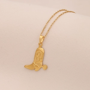 Collier chic en acier inoxydable doré avec un pendentif botte de cowboy détaillé et éperon
