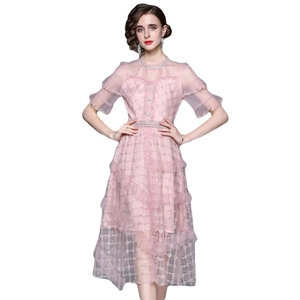 Robe rose en tulle à volants avec broderie florale en fil d'or et détails raffinés