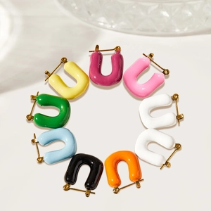 Boucles d'oreilles créoles en émail coloré en forme de U aux couleurs acidulées