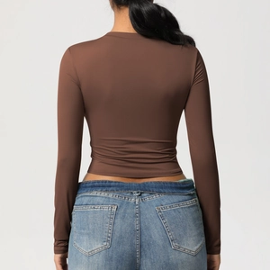 Vue arrière du t-shirt de sport marron chocolat à manches longues et coupe ajustée sans couture