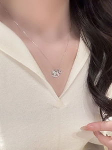 Collier élégant argenté avec pendentif cheval à bascule détaillé et incrustation de nacre
