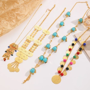 Detailansicht nah: Orient-Halsketten in Gold mit Münzen und bunten Perlen im Ethno-Stil