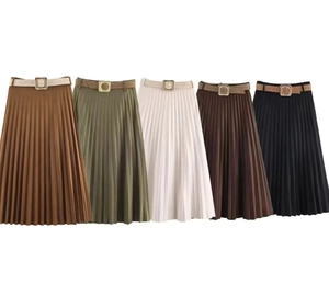 Détails de cinq jupes plissées avec ceintures assorties en marron, vert et noir
